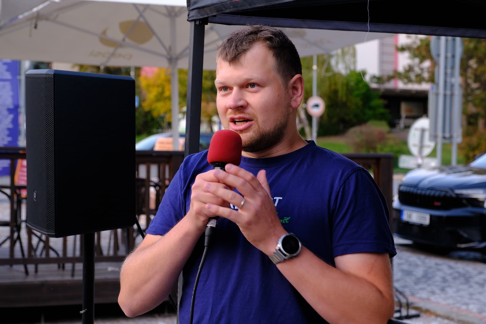Kandidát RESTART mluví do mikrofonu na odpoledni na Václavském náměstí