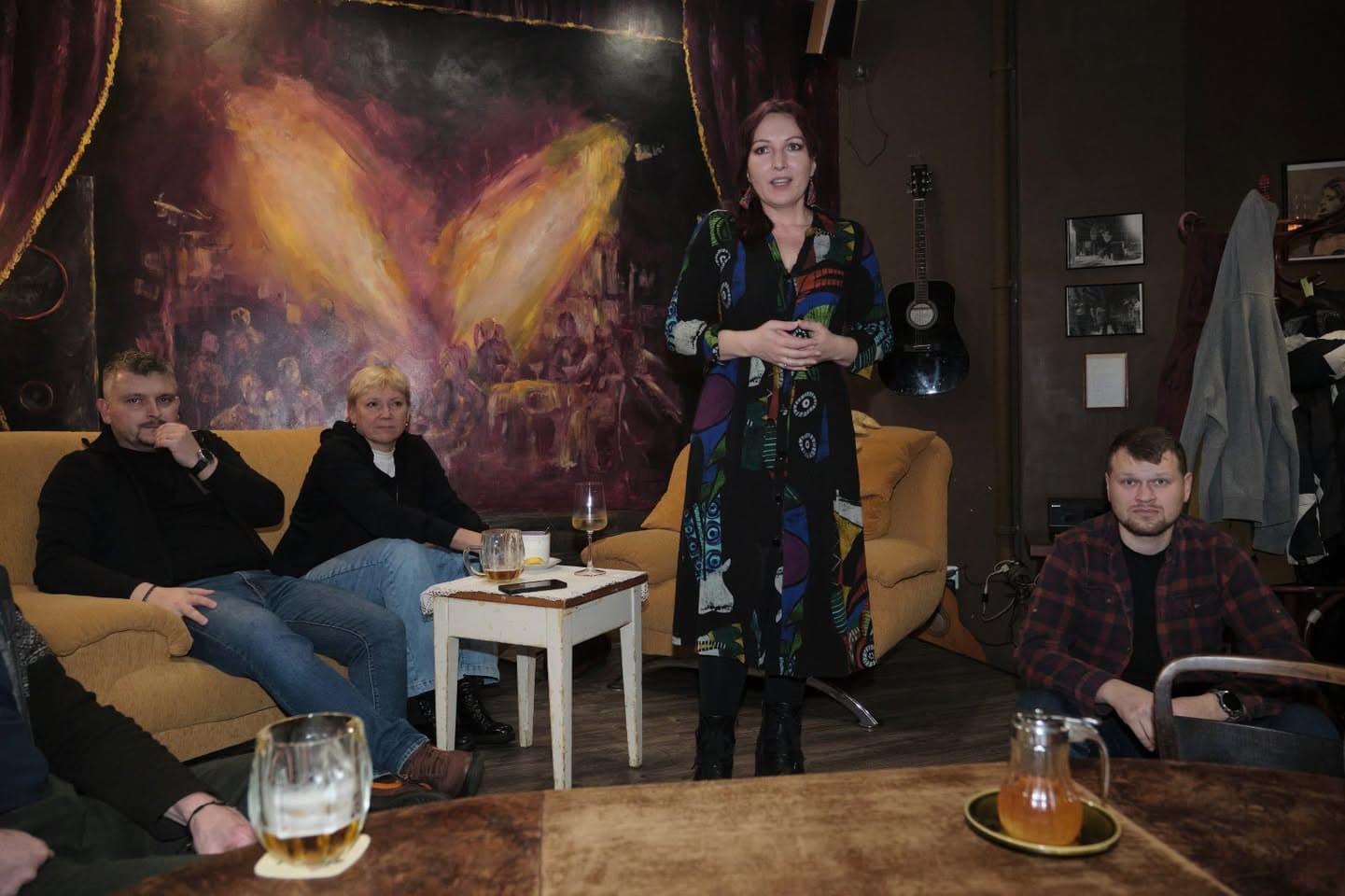 Soňa Machová mluví k lidem sedícím v křeslech Kavárny s Radostí na prvním veřejném setkání sdružení RESTART